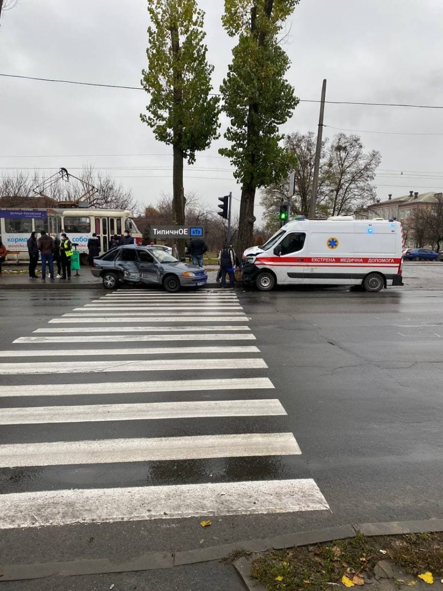 ДТП Харьков: На Салтовском шоссе столкнулись скорая помощь и Ford