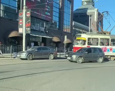 В Харькове автомобиль заблокировал движение трамваев