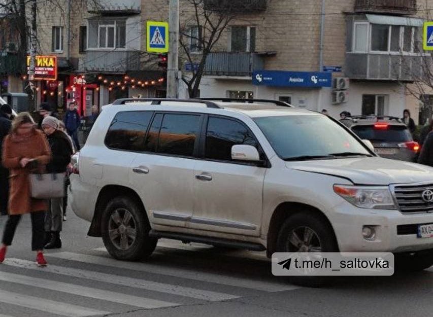 ДТП Харьков: Toyota Land Cruiser сбил парня и девушку на перекрестке проспекта Науки и Тобольской