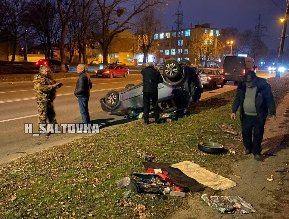 ДТП Харьков: На Академика Павлова после столкновения с Volkswagen перевернулся Cherry
