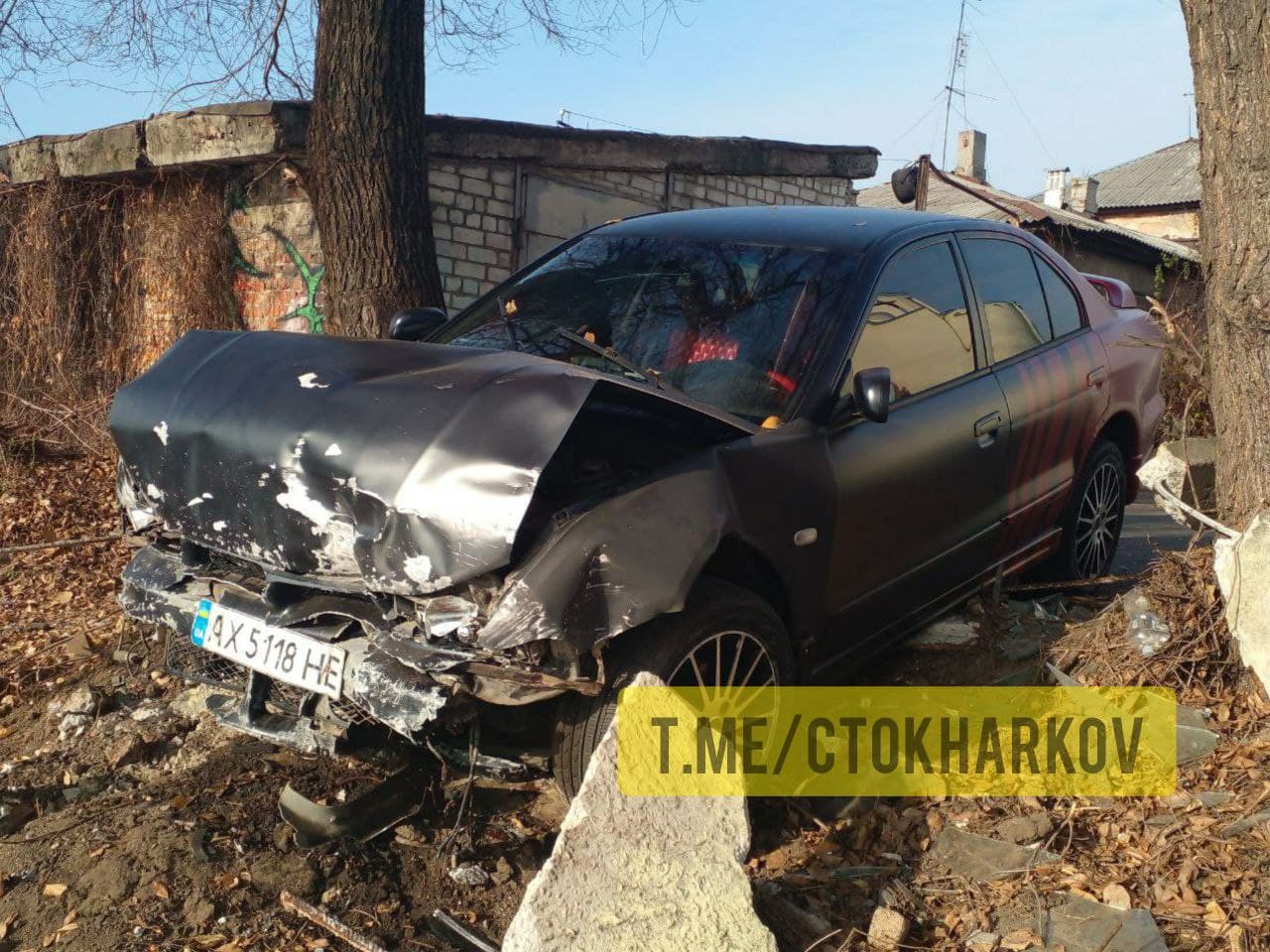 ДТП Харьков: На Ярославской улице иномарка снесла забор и чуть не упала в реку Лопань