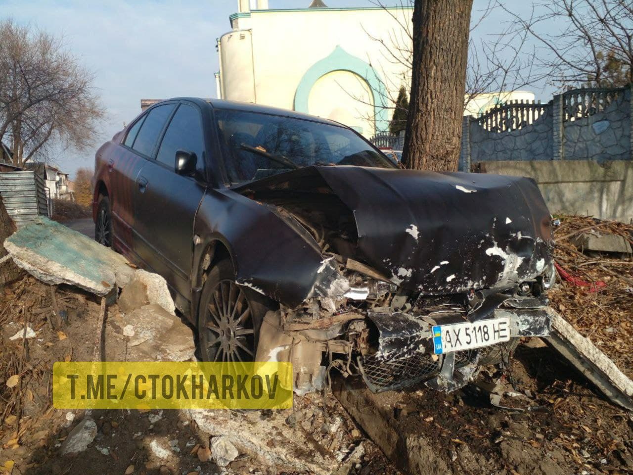 ДТП Харьков: На Ярославской улице иномарка снесла забор и чуть не упала в реку Лопань
