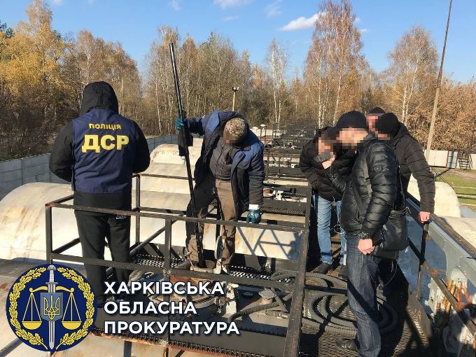 Криминал Харьков: на подпольном мини-заводе незаконно производили бензин