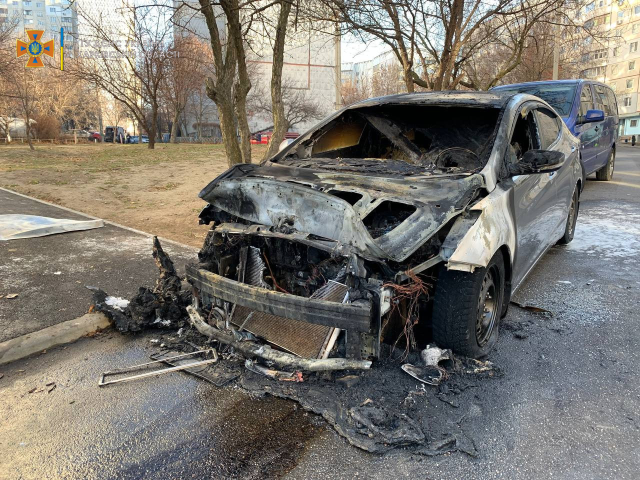 Пожар Харьков: Автомобиль Hyundai Elantra сгорел на улице Леся Сердюка