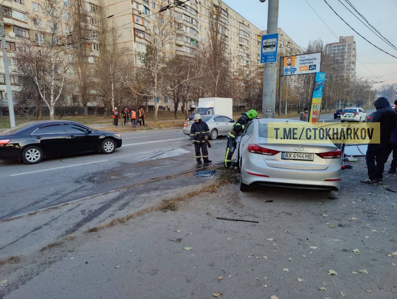 ДТП Харьков: На Валентиновской разбился Hyundai, влетев в столб, водитель в больнице