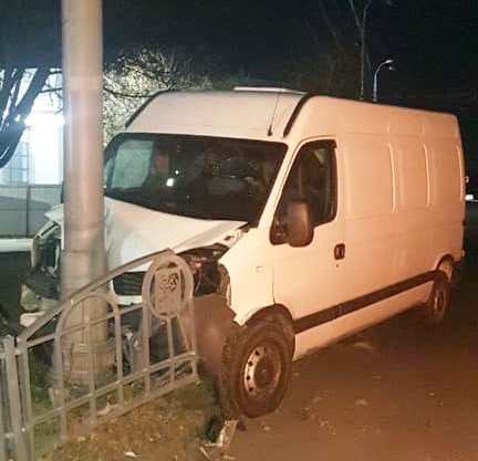 ДТП Харьков: микроавтобус врезался в столб на Московском проспекте