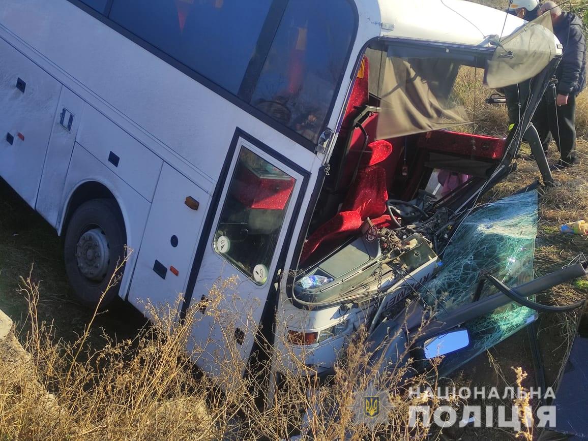 ДТП Харьков: На трассе под Валками слетел в кювет автобус с пассажирами, среди пострадавших - ребенок