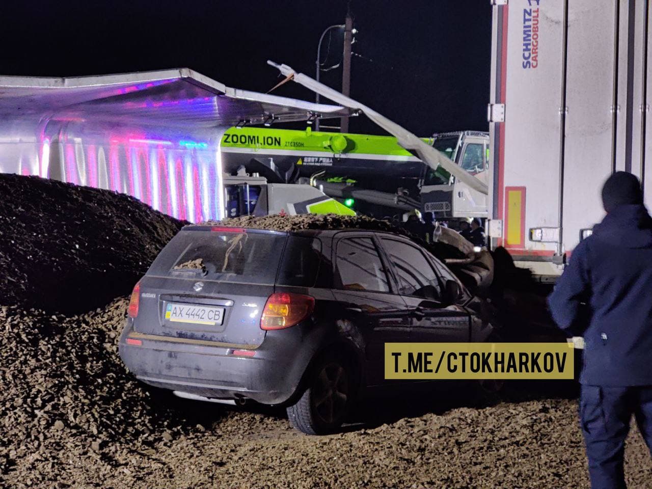 ДТП Харьков: На окружной в массовой аварии перевернулась фура и раздавлено такси