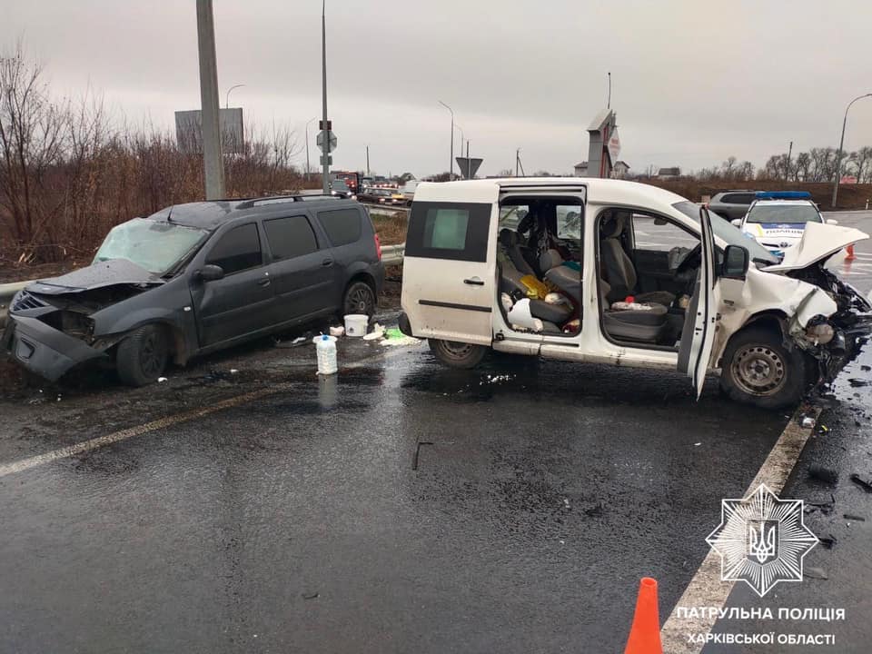 ДТ Харков: на 1-м километре столкнулись Dacia Logan и Volkswagen Caddy.