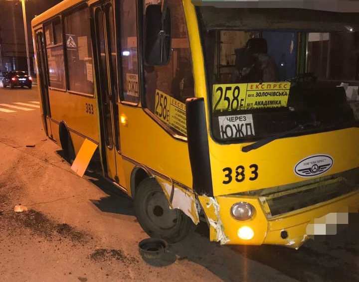 ДТП Харьков: на Залютино столкнулись маршрутка и автомобиль Opel