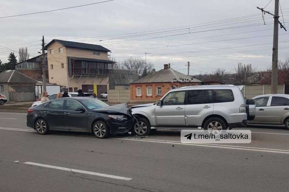 ДТП Харьков: Kia Optima и Mitsubishi Pajero столкнулись на улице Шевченко