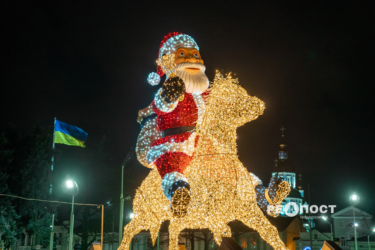 Санта-Клаус на площади Конституции в Харькове