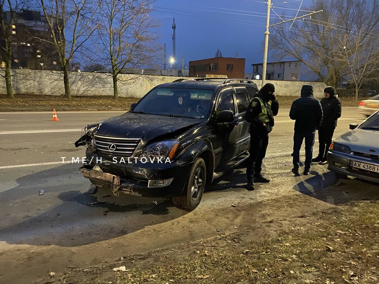 ДТП Харьков: Lexus врезался в Жигули на улице Леся Сердюка, водитель ВАЗа в больнице