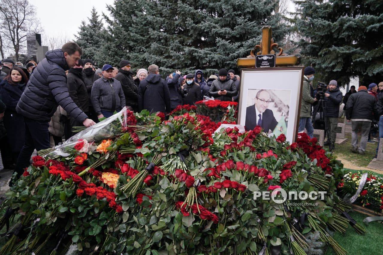 В Харькове, на городском кладбище №2 возложили цветы на могилу пятого мэра Харькова Геннадия Кернеса в годовщину его смерти.