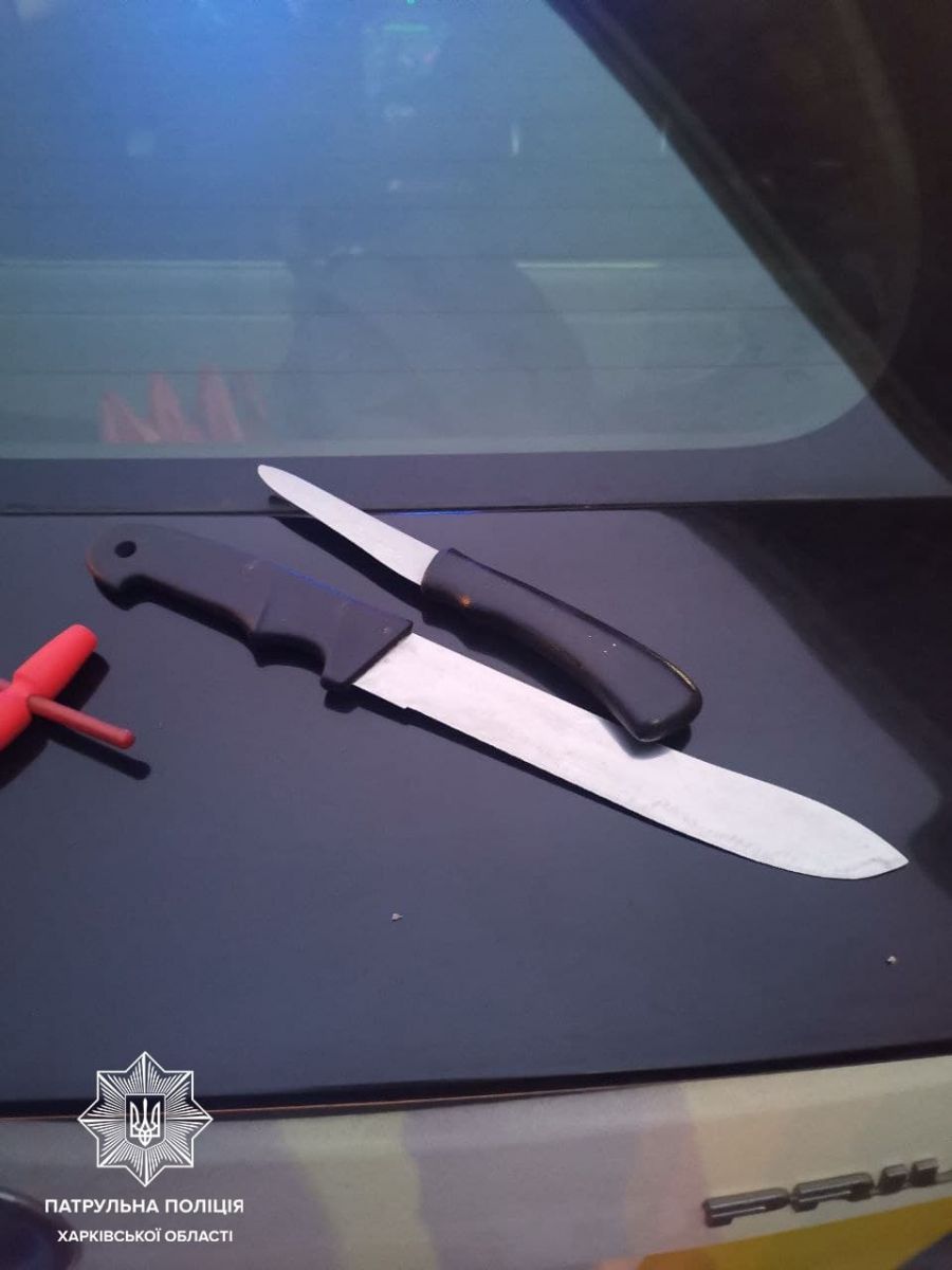 Мужчина угрожал ножами в Харькове 