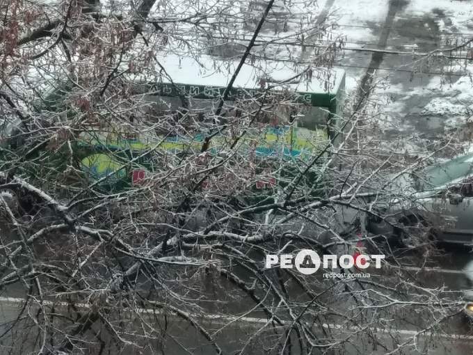ДТП Харьков: школьный автобус с детьми столкнулся с двумя авто