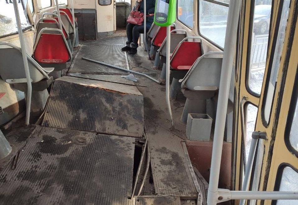 ДТП Харьков: Трамвай сошел с рельс в влетел в дерево на Конном рынке