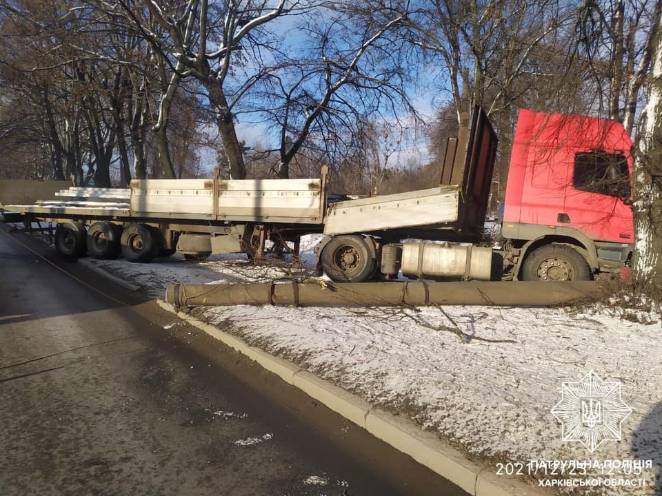 ДТП Харьков: Улетел под откос грузовик DAF с харьковского проспекта