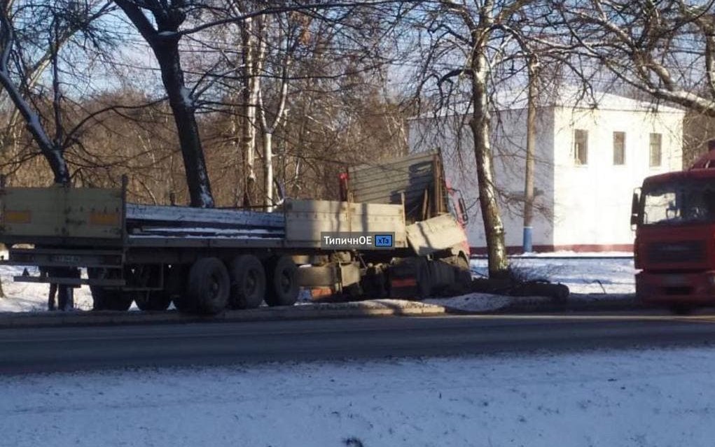ДТП Харьков: Улетел под откос грузовик DAF с харьковского проспекта