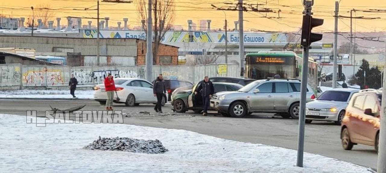 ДТП Харьков: В сеть слили момент столкновения двух легковушек на перекрестке проспектов Ландау и Юбилейного