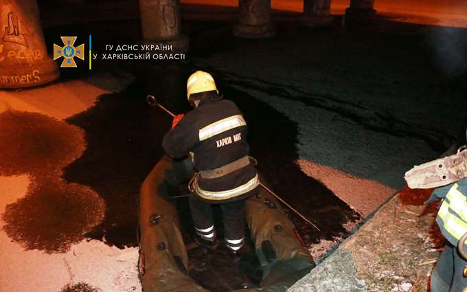 Двое мужчин провалились под лед реки Харьков