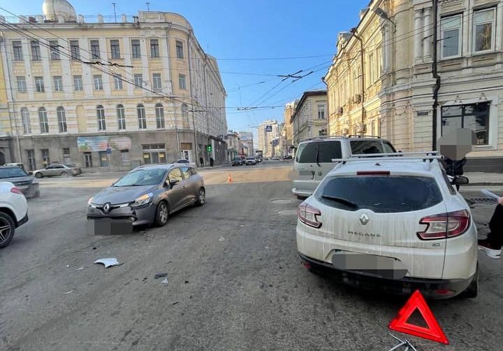 ДТП Харьков: В тройной аварии столкнулся Volkswagen с Renault Megan и Renault Clio на Кооперативной улице