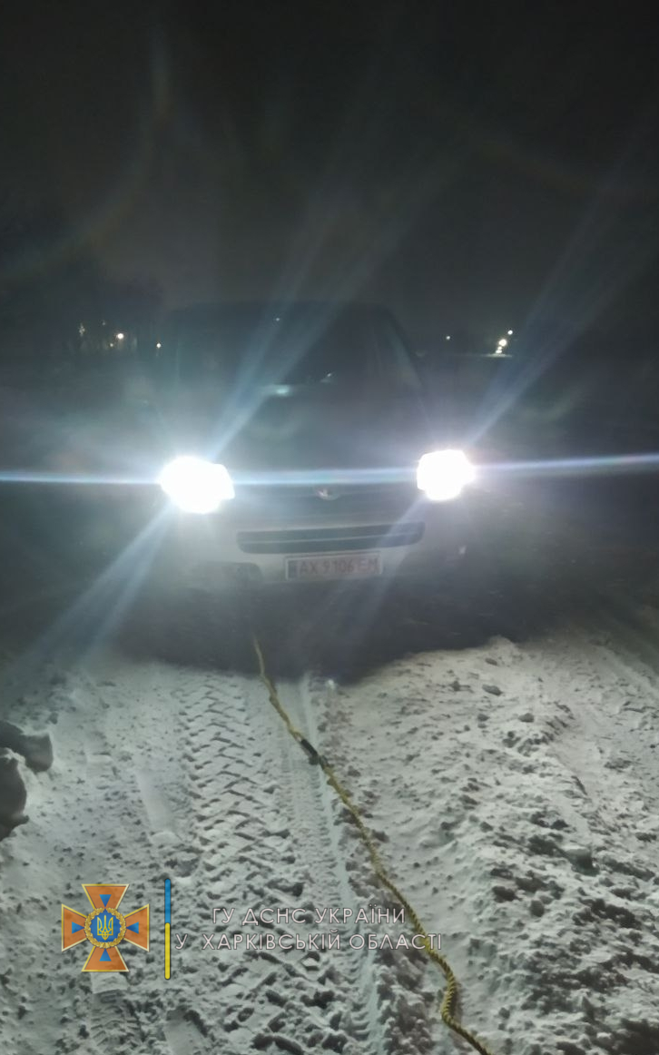 Спасатели ГСЧС высвобождали транспорт из снежных сугробов. Новости Харькова