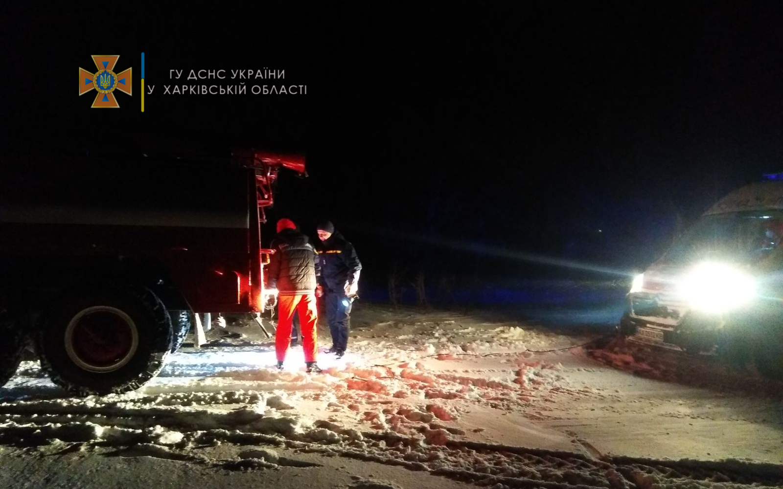 Спасатели ГСЧС высвобождали транспорт из снежных сугробов. Новости Харькова