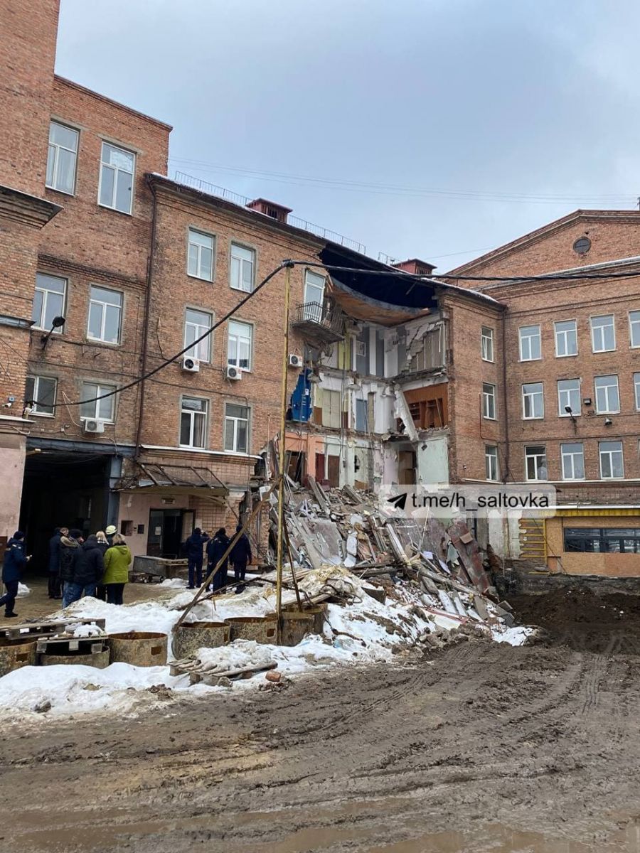 Обвал стены здания в Харькове