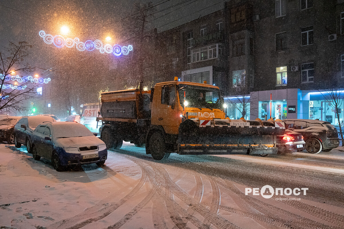 Тысячи кубометров снега из харьковских дорог вывезли коммунальщики
