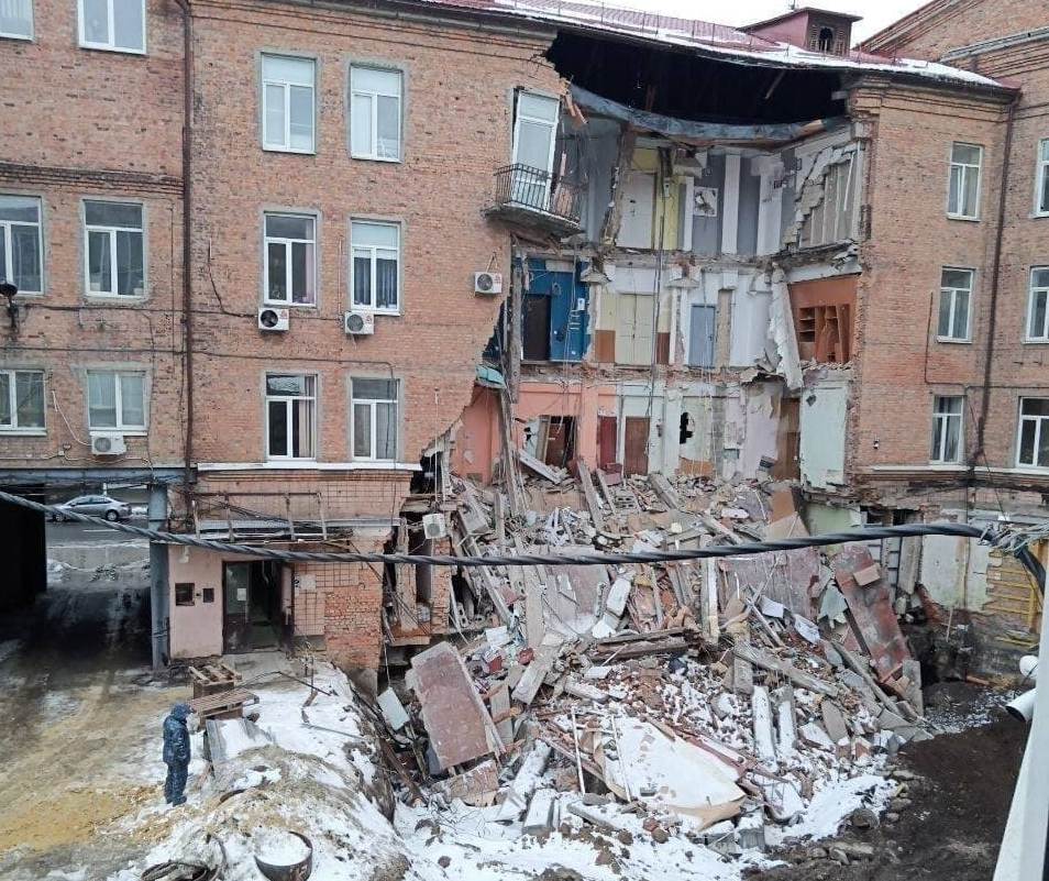 Обвал стены офисного здания в Харькове