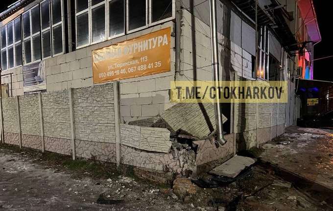 В Харькове на улице Тюринской Infinity врезался в забор и перевернулся