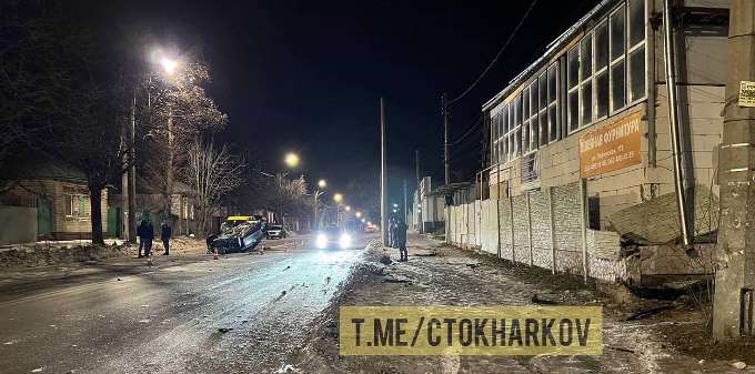 В Харькове на улице Тюринской Infinity врезался в забор и перевернулся