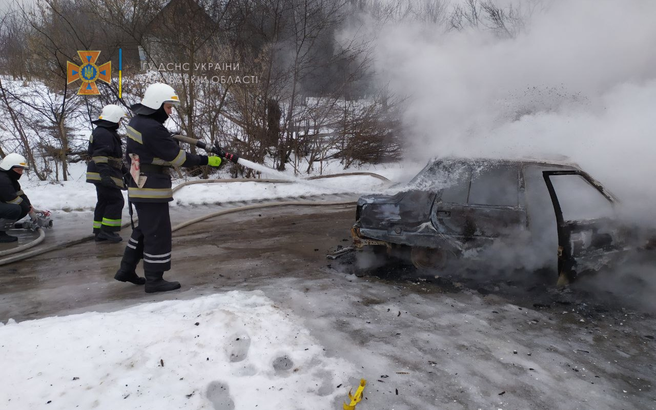 Пожар Харьков: в Старом Мерчике сгорел автомобиль