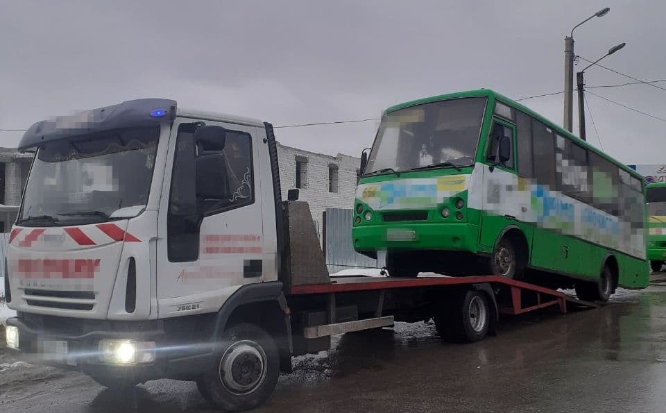 Маршрутный автобус за долги забрали в Харькове