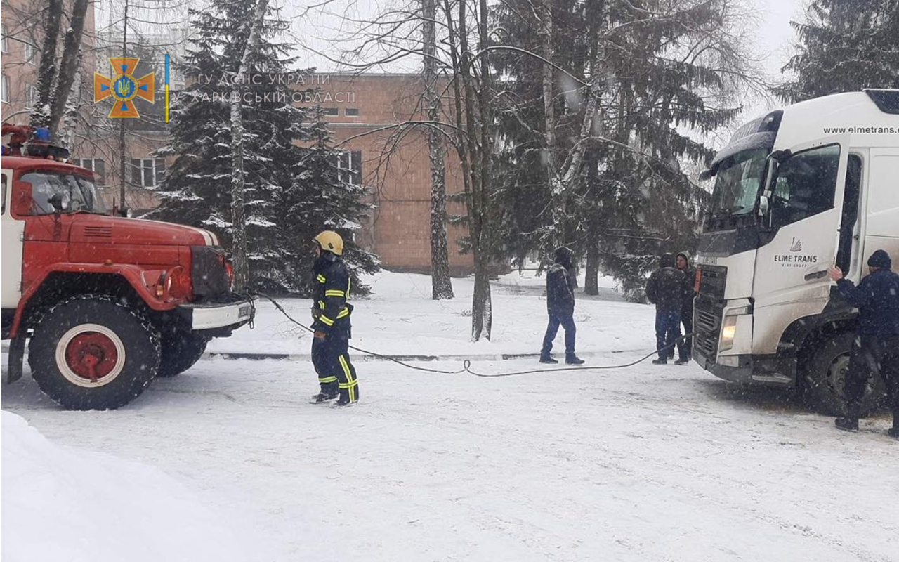 Спасатели вытаскивали автомобили из снежного плена