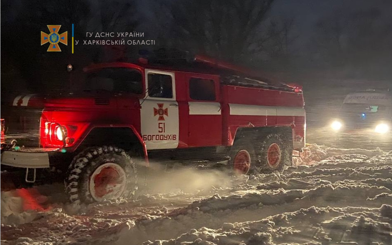 Спасатели вытаскивали автомобили из снежного плена