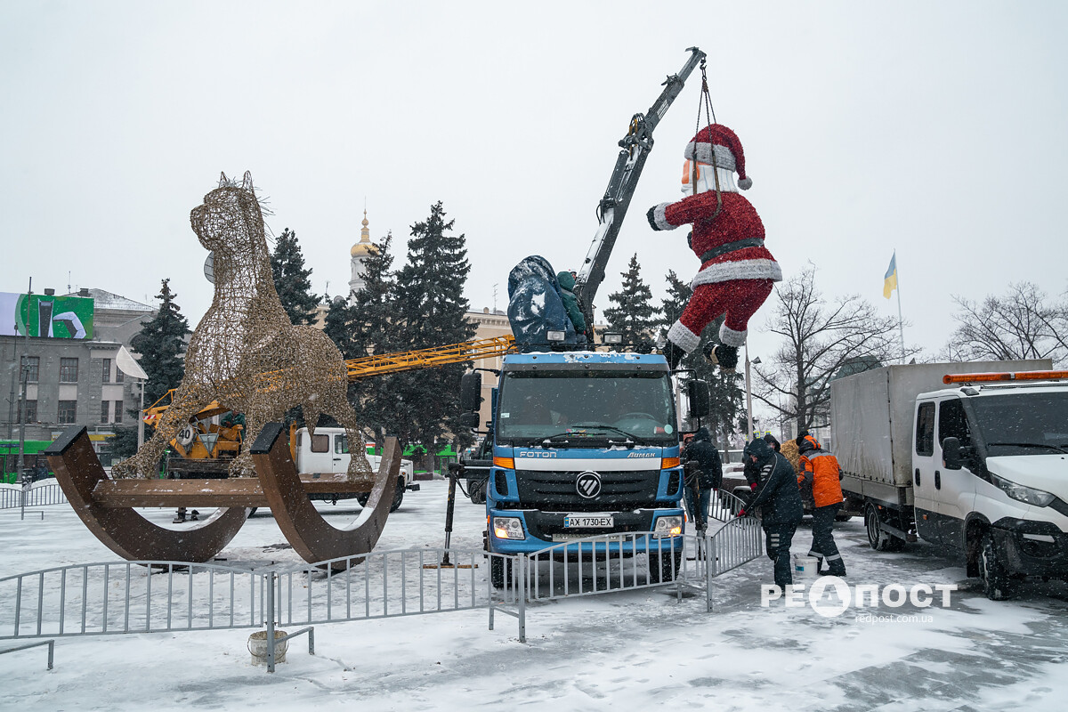 Санта-Клаус с площади Конституции в Харькове отправился на склад