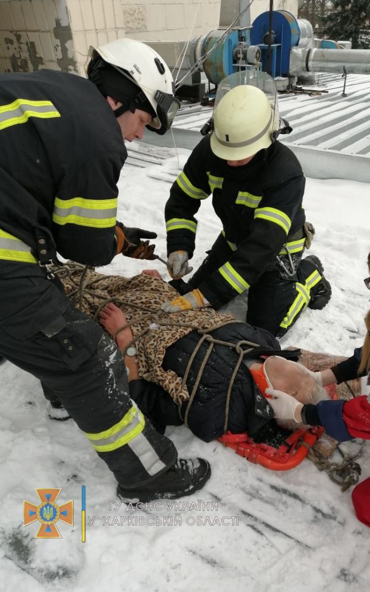Спасатели ГСЧС помогли медикам скорой помощи снять пострадавшего с крыши магазина