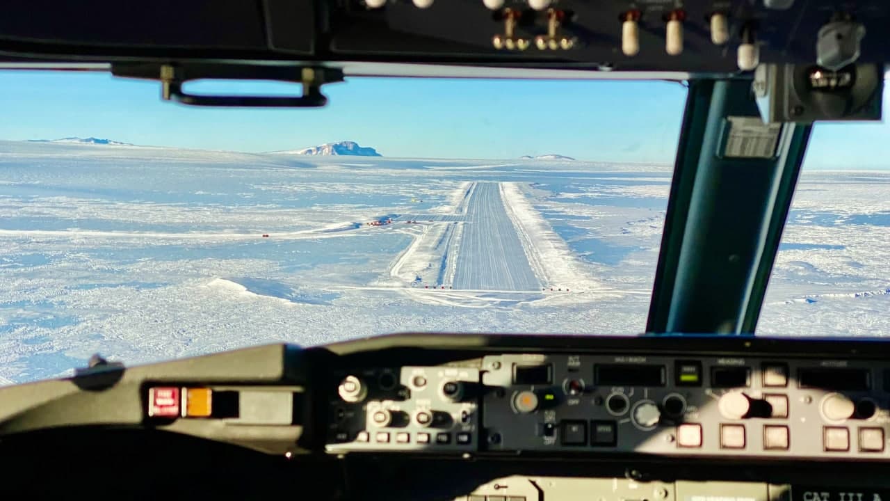 Как Антарктида выглядит из кабины пилотов