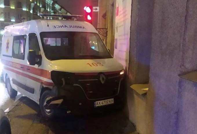 30 января около 20:10 на улице Кооперативной, 10 столкнулись автомобили BMW и автомобиль скорой помощи Renault.