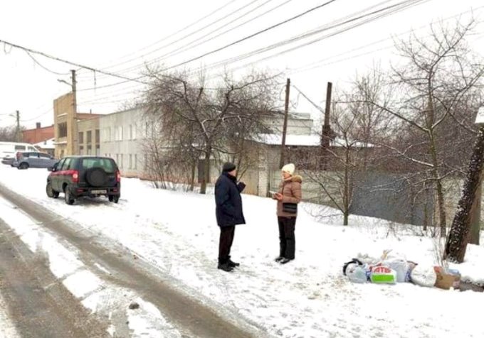 Как жители частного сектора убирают тротуары