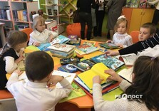 Всемирный день дарения книг: в школу-интернат передали подарки. Новости Харькова