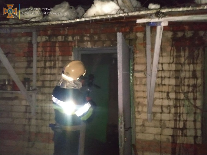 Под Харьковом пожарные спасли частный дом от огня