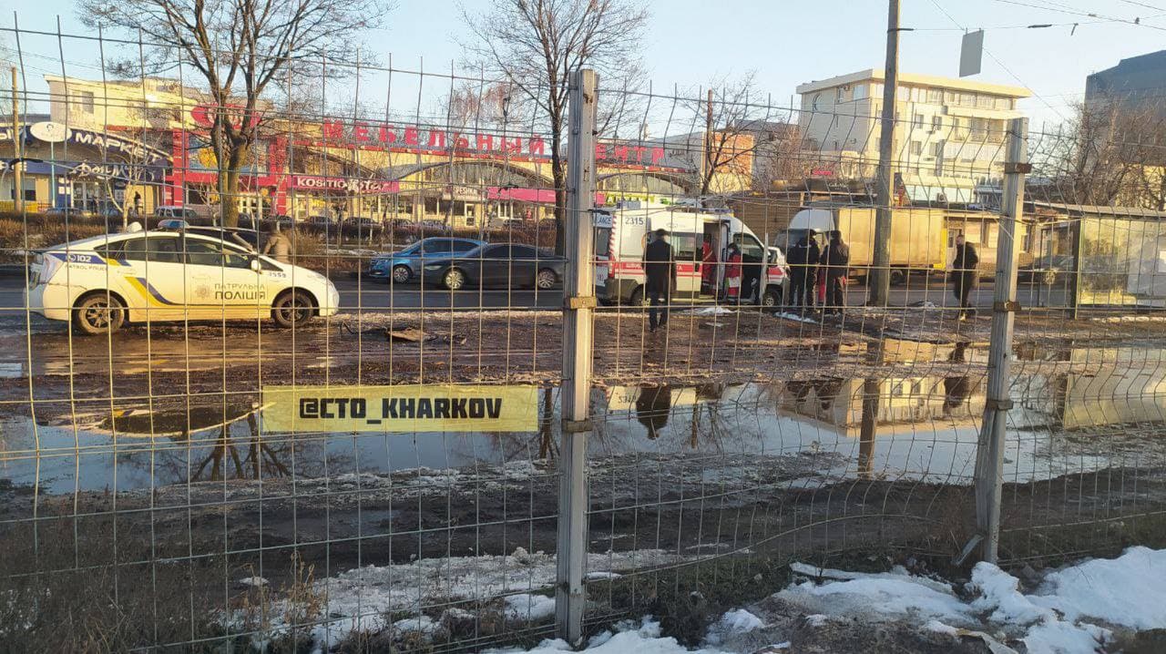 ДТП Харьков: Сбили мужчину-пешехода иностранцы на легковушке, вылетев на трамвайные рельсы по улице Академика Палова