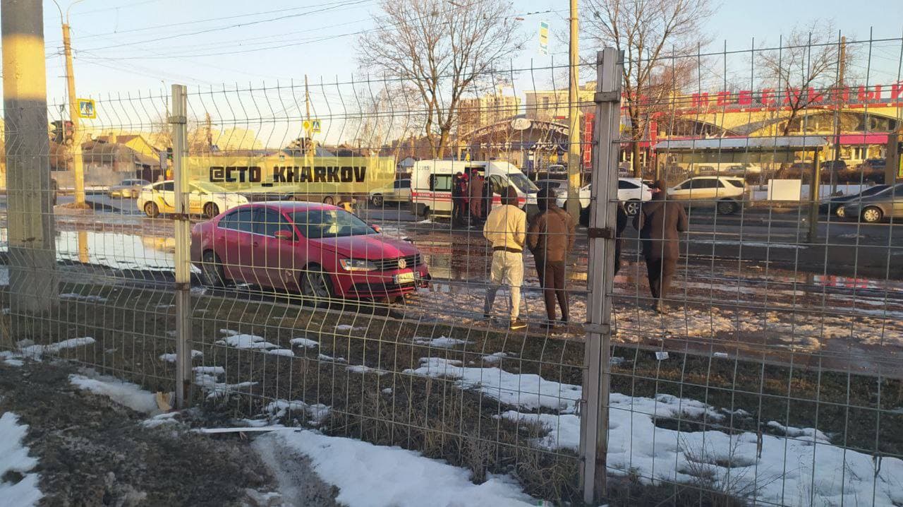 ДТП Харьков: Сбили мужчину-пешехода иностранцы на легковушке, вылетев на трамвайные рельсы по улице Академика Палова