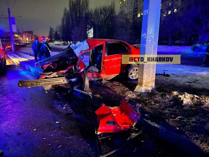 ДТП Харьков: автомобиль врезался в столб