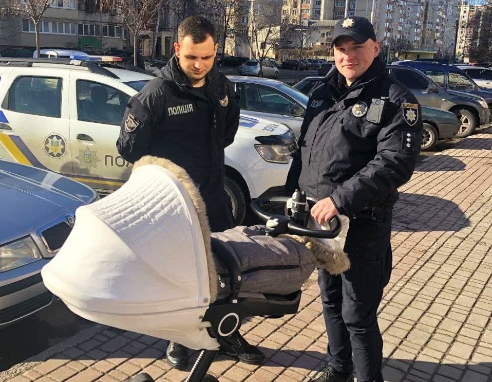 Молодая мать оставила коляску с ребенком полицейским и ушла