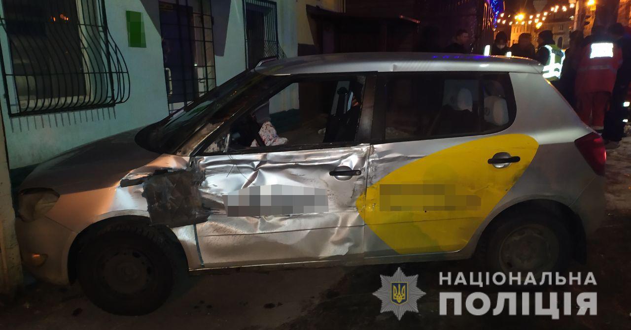 ДТП Харьков: Столкнулись фура Mercedes и такси Skoda Fabia на перекрестке Шота Руставели и площади Небесной Сотни