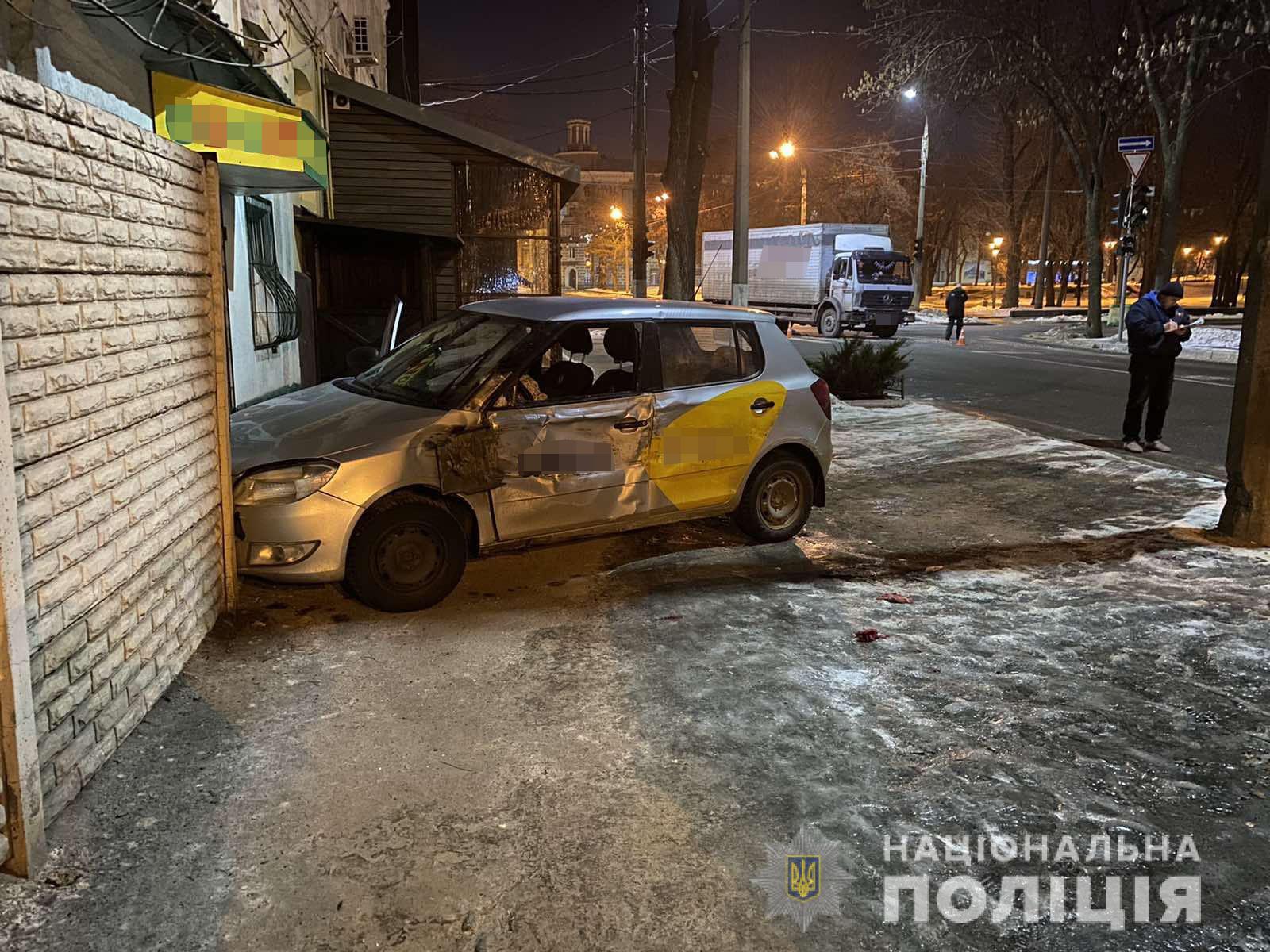 ДТП Харьков: Столкнулись фура Mercedes и такси Skoda Fabia на перекрестке Шота Руставели и площади Небесной Сотни